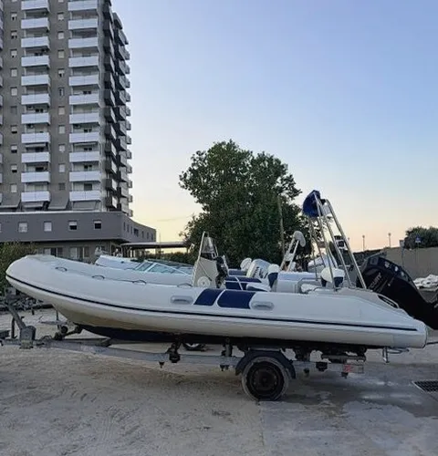 Familia disfrutando de un alquiler de barco en Almería